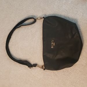 BCBG BLACK CROSSBODY PURSE. GOLD HARDWARE. A STYLISH CLASSIC.